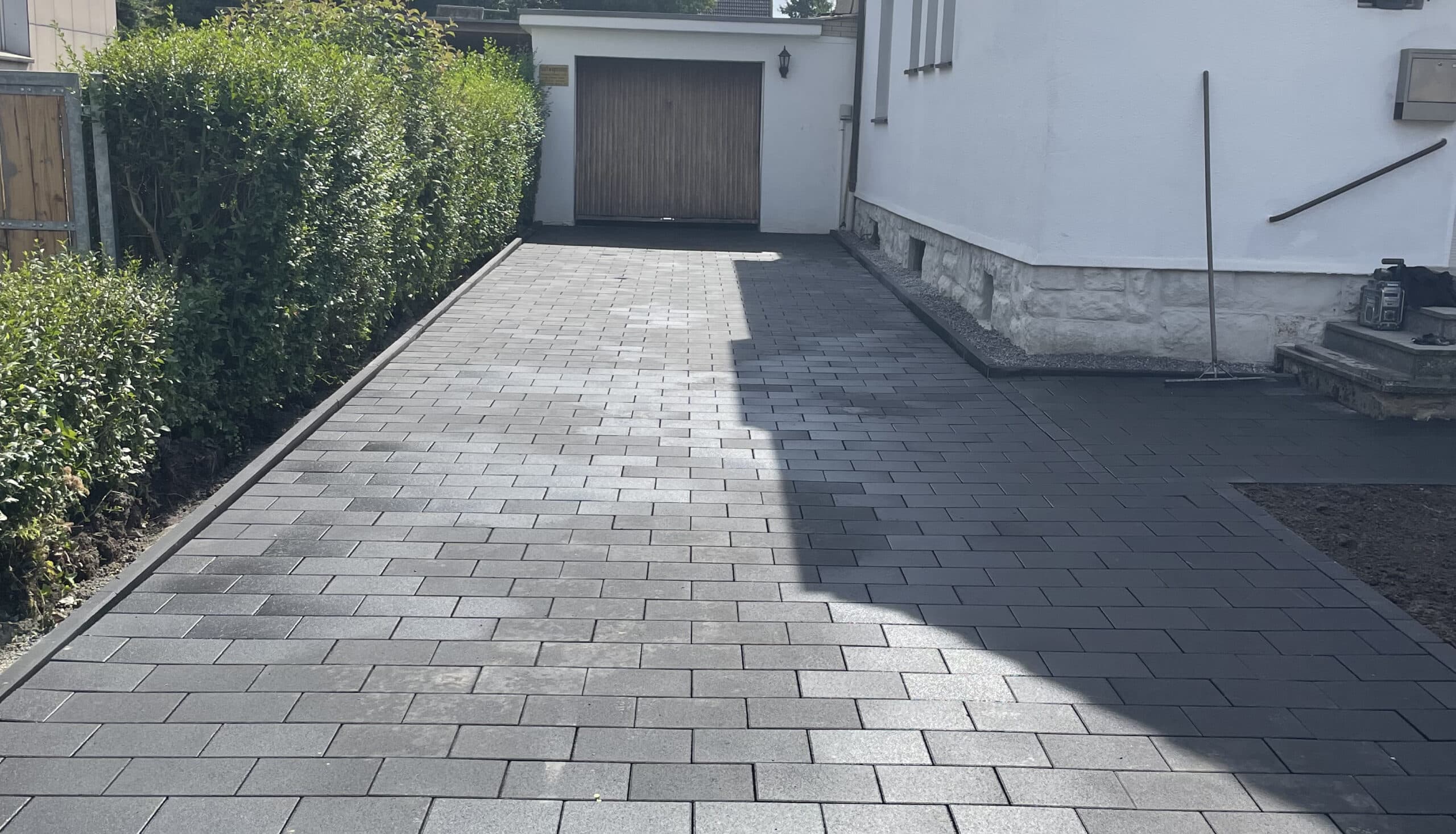 Fertige Außenanlage mit befestigter Fläche
