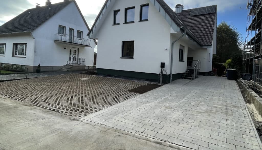 Einfahrt und Stellplatz – nachher